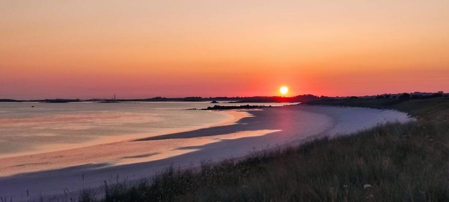 lever de soleil sur la plage, St-PABU